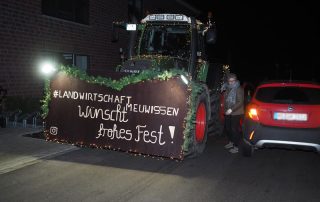 Die Landwirtschaft Meuwissen brachte weihnachtliche Stimmung mit ihrem geschmückten Traktor.